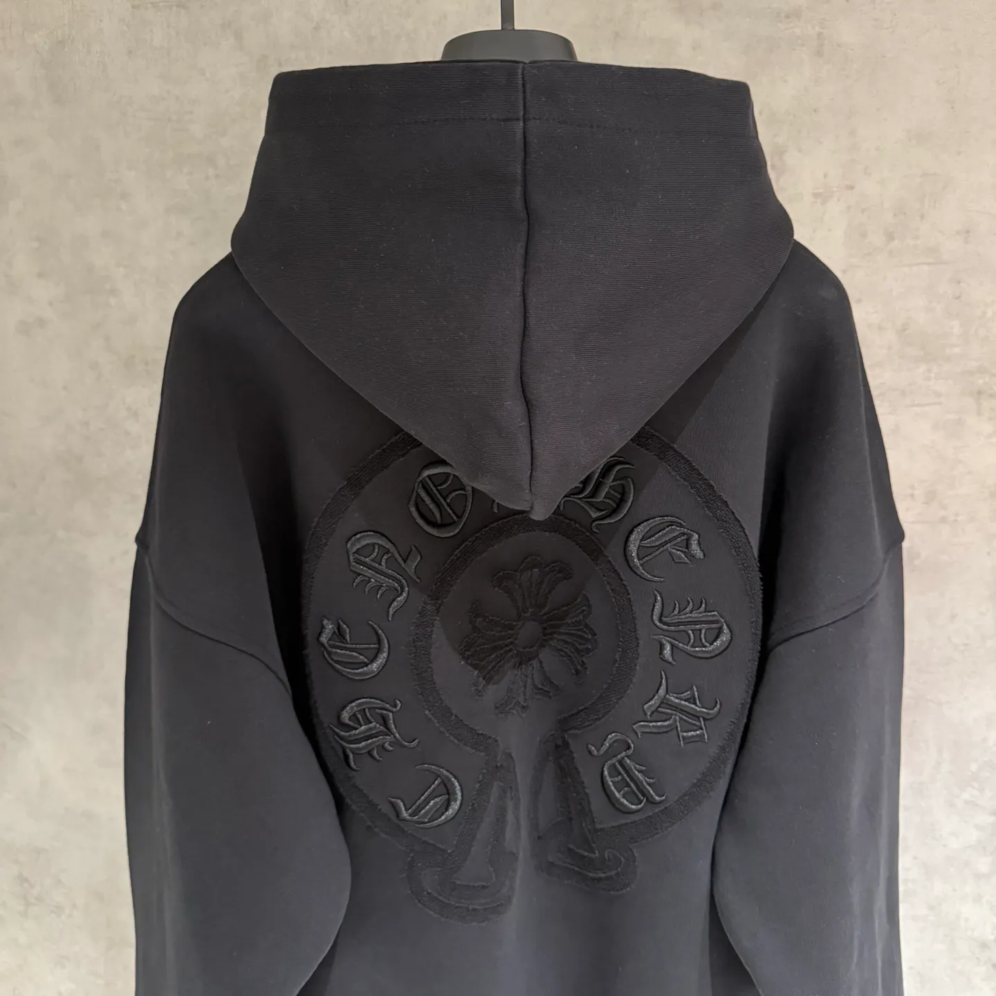 🅿️410 [Strict quality control] CH Croixin's new long-sleeved hooded sweatshirt. The fabric is made of heavy 480g double yarn fabric. Garment washing. Laser burning of the front and back panels. Garment washing. Loose fit. The fabric is stiff and stylish. It does not deform or shrink. Color: black, white, floral gray. Size: M-2xl